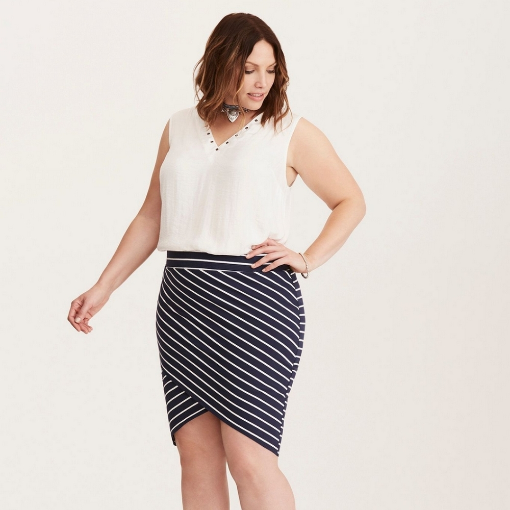Torrid navy/white envelope skirt